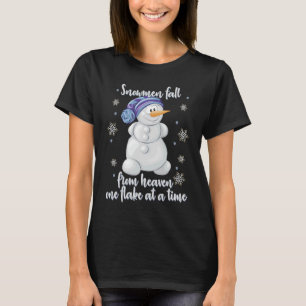 Schneemänner fallen jeweils aus dem Himmel T-Shirt