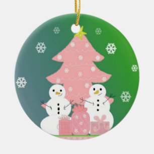 Schneemänner neben einem rosa Weihnachtsbaum Keramikornament