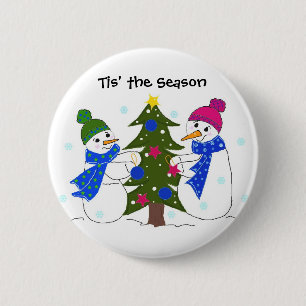 Schneemänner schmücken einen Weihnachtsbaum Button