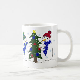Schneemänner schmücken einen Weihnachtsbaum Tasse