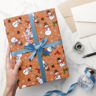 Schneemänner & Schneeflocken auf dunklem Orange Geschenkpapier