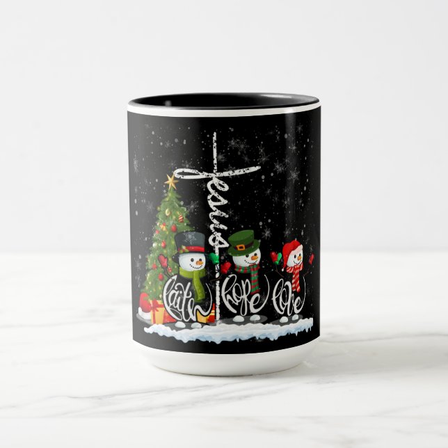 Schneemänner unter dem Baum: Eine Weihnachtsbotsch Tasse (Zentrum)