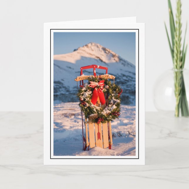 Schneeschlitten mit Weihnachtskranz Feiertagskarte (Vorderseite)