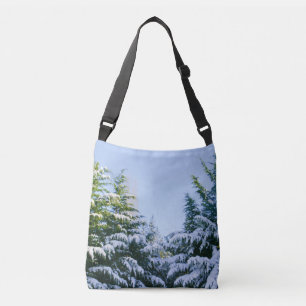 Schneeszene, hübsch schneebedeckte Evergreens, mi Tragetaschen Mit Langen Trägern