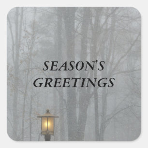 Schneeszene mit glühender Old Street Lamp Quadratischer Aufkleber