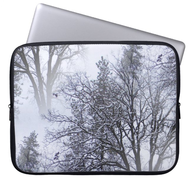 Schneetag in den Bäumen... Laptopschutzhülle (Vorderseite)