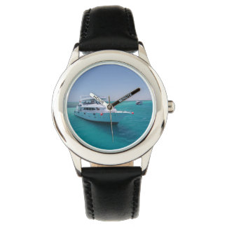 Schneeweiße Yacht in der Nähe der weißen Insel im Armbanduhr