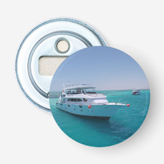 Schneeweiße Yacht in der Nähe der weißen Insel im  Flaschenöffner