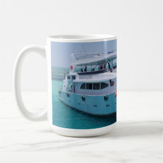 Schneeweiße Yacht in der Nähe der weißen Insel im Kaffeetasse