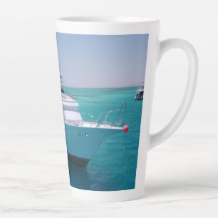Schneeweiße Yacht in der Nähe der weißen Insel im Milchtasse