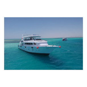 Schneeweiße Yacht in der Nähe der weißen Insel im  Poster