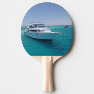 Schneeweiße Yacht in der Nähe der weißen Insel im Tischtennis Schläger