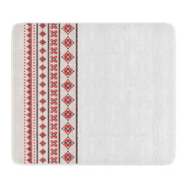 Schneiden mit ukrainischem Schmuck. Schneidebrett