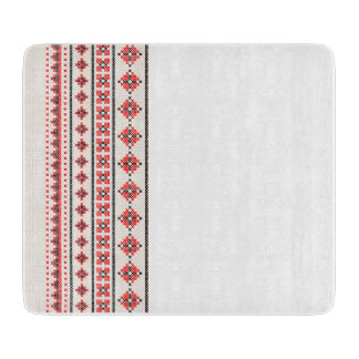 Schneiden mit ukrainischem Schmuck. Schneidebrett