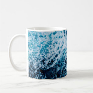 Schnelles Meer beim Segeln des Schiffes. Dramatisc Kaffeetasse