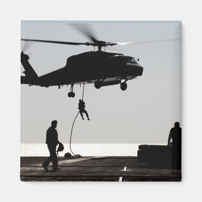 Schnelles Seil des Personals aus einem SH-60F Magnet (Vorne)