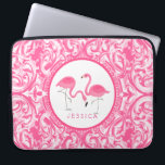 Schnittbild von rosa Flamingos mit rosa Wirbel Laptopschutzhülle<br><div class="desc">Monogramiertes niedliches Paar rosa Flamingos,  einfache Abbildung mit rosa und weiß Vintagen Wirbel Muster.</div>