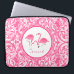 Schnittbild von rosa Flamingos mit rosa Wirbel Laptopschutzhülle<br><div class="desc">Monogramiertes niedliches Paar rosa Flamingos,  einfache Abbildung mit rosa und weiß Vintagen Wirbel Muster.</div>