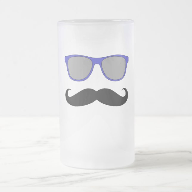 Schnurrbart und blauer Sonnenbrille-Humor Mattglas Bierglas (Mittel)