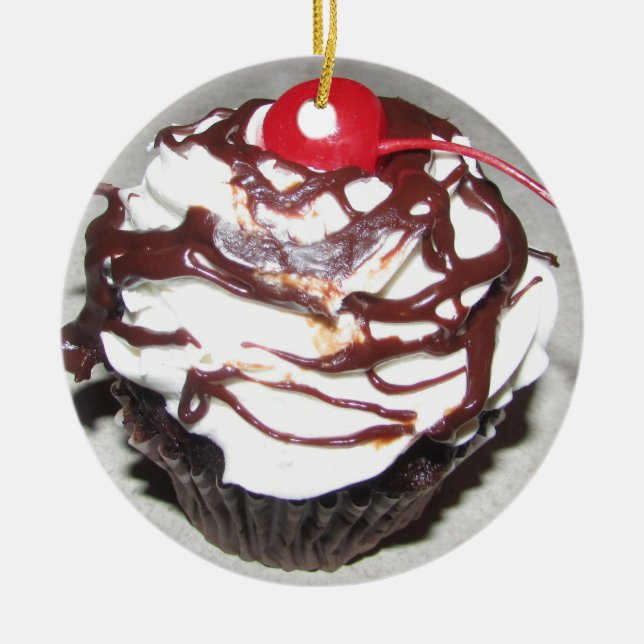 Schokolade Cupcake mit Kirschweihnachtsfest Keramik Ornament (Vorne)
