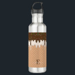 Schokolade Eiscreme Waffelkronensprinkle Monogramm Edelstahlflasche<br><div class="desc">Dieses spielerische Design besticht durch einen Kegelkegel mit weißer Waffel, der mit reichhaltiger Schokolade und cremiger Vanillesauce überflutet und mit farbenfrohen Sprinklen bewundert wird. Diese Wasserflasche ist perfekt geeignet, um Ihrer Hydratationsroutine eine süße Touch hinzuzufügen. Sie ist nicht nur funktionell, sondern auch ein angenehmer Ausdruck Ihrer Persönlichkeit. Bleibe stilvoll und...</div>