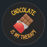 Schokolade ist meine Therapie Runder Aufkleber<br><div class="desc">Schokolade ist billiger als Therapie,  lustiges Design für alle Schokoladenliebhaber. Ein tolles Geburtstag-,  Weihnachts- und Jubiläumsgeschenk für alle!</div>