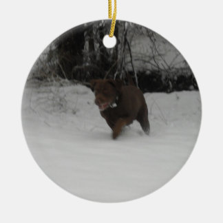 Schokolade Labrador retriever im Schnee Keramik Ornament