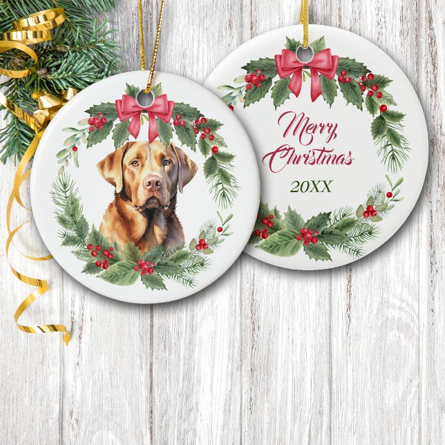 Schokolade Labrador Retriever Red Bow Holly Wreath Keramik Ornament (Von Creator hochgeladen)