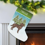 Schokolade Labrador Retriever Weihnachtszeit Indiv Kleiner Weihnachtsstrumpf<br><div class="desc">Desteis originelle Cartoon-Illustration eines niedlichen Schokoladenbraun Labrador Retriever Rasse Hund. Der Hund ist in einer Winterlandschaft mit drei grünen Tannenbäumen und fallendem Schnee untergebracht. Der Hintergrund ist ein blaues bis weißes Gefälle, das das Design des kalten Wintertages verleiht. Oben befindet sich auch eine grüne Gradientenlinie mit einem personalisierbaren Textbereich für...</div>