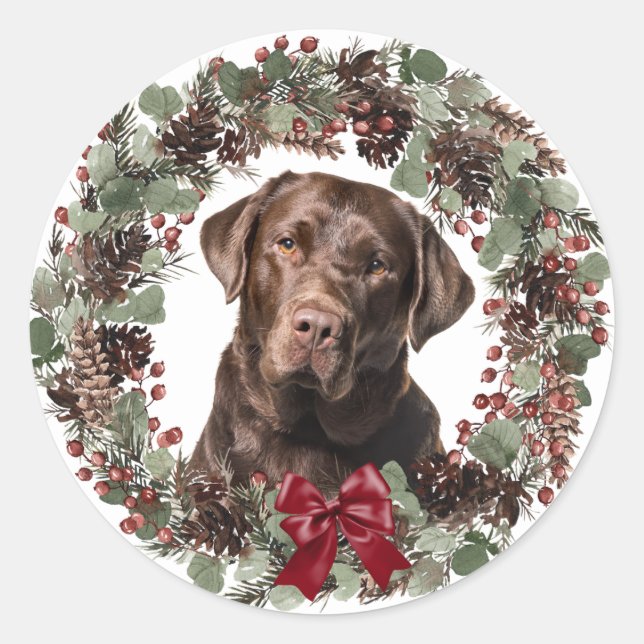 Schokolade Labrador Roter Bow Pinecone Weihnachten Runder Aufkleber (Vorderseite)