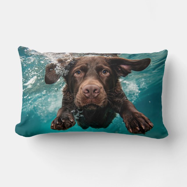 Schokolade Labrador Schwimmen unter Wasser Lendenkissen (Vorderseite)