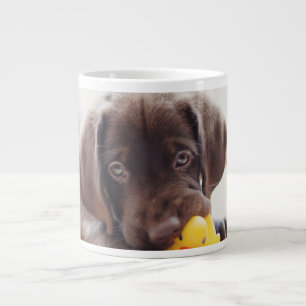 Schokolade-Labrador-Welpe mit Spielzeugente Jumbo-Tasse