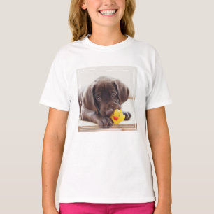 Schokolade-Labrador-Welpe mit Spielzeugente T-Shirt