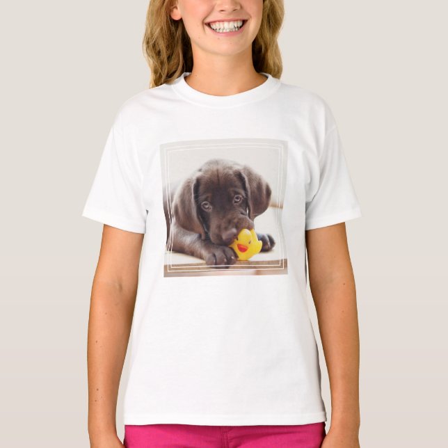 Schokolade-Labrador-Welpe mit Spielzeugente T-Shirt (Vorderseite)