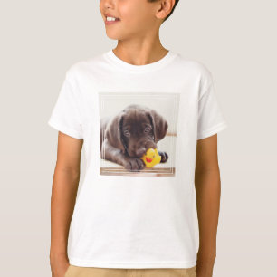 Schokolade-Labrador-Welpe mit Spielzeugente T-Shirt