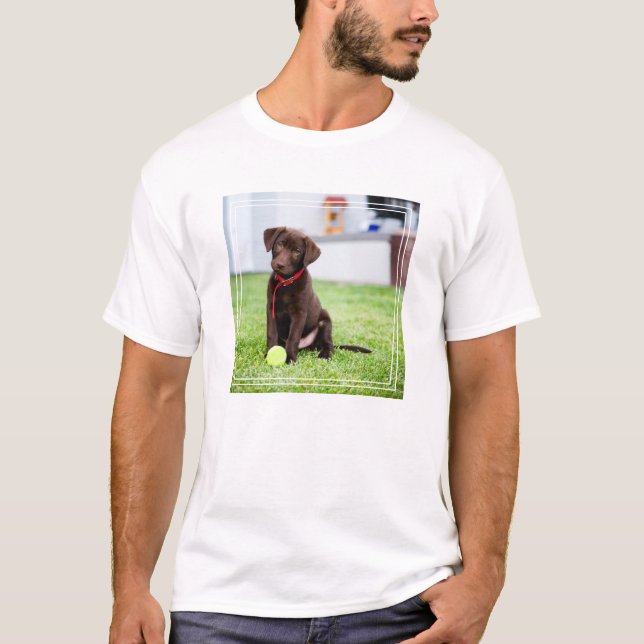 Schokolade-Labrador-Welpe mit Tennisball T-Shirt (Vorderseite)