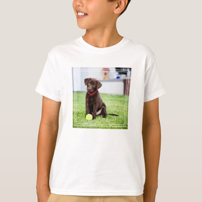Schokolade-Labrador-Welpe mit Tennisball T-Shirt (Vorderseite)