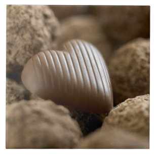 Schokolade nestled unter anderen Schokoladen Fliese