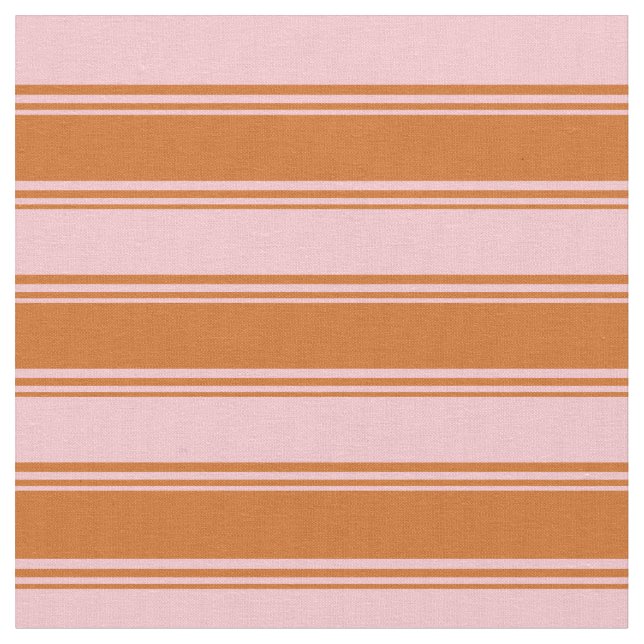 Schokolade und rosa farbige Linien Stoff (Nahaufnahme)