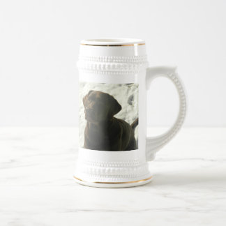 Schokoladen-Labrador im Schnee Bierglas