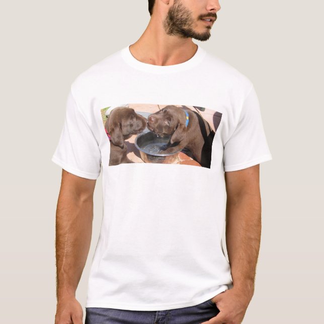 Schokoladen-Labrador-Welpen-Spiel T-Shirt (Vorderseite)