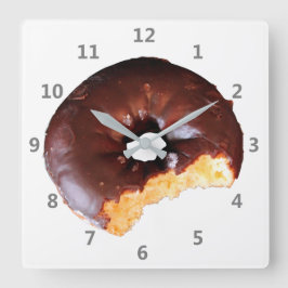 Schokoladen-mattierter gelber Kuchen-Krapfen mit Quadratische Wanduhr