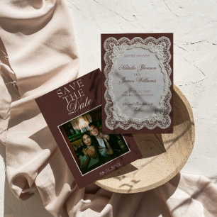 Schokoladenbraune Lace Old Money Foto-Hochzeit Save The Date