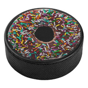 SchokoladenDonut mit bunten Sprinklen Eishockey Puck
