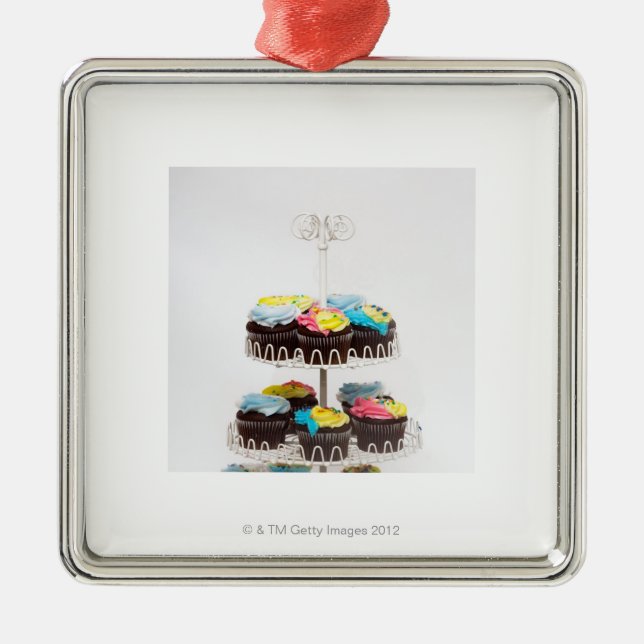 Schokoladenkleine kuchen auf einem Kuchenstand Ornament Aus Metall (Vorne)