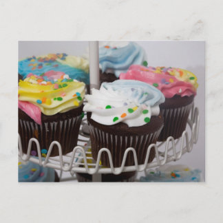 Schokoladenkuchen auf einem Kuchenständer 2 Postkarte