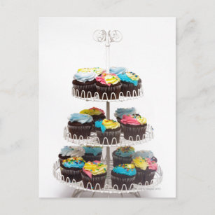 Schokoladenkuchen auf einem Tortenständer Postkarte