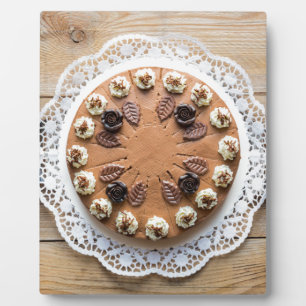 Schokoladenkuchen auf rustikalem Holzkuchen Fotoplatte