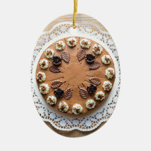 Schokoladenkuchen auf rustikalem Holzkuchen Keramikornament