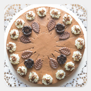 Schokoladenkuchen auf rustikalem Holzkuchen Quadratischer Aufkleber